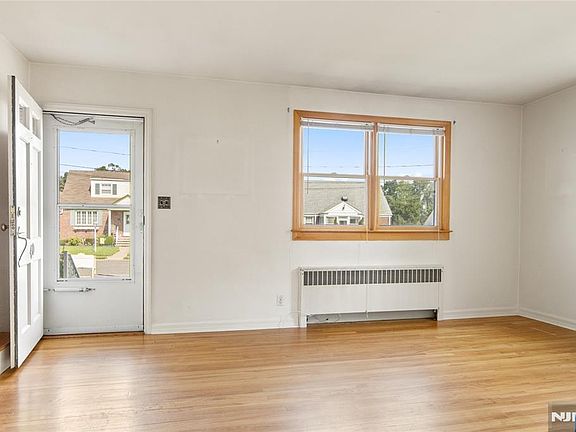 3rd image of 40 Westwood Dr