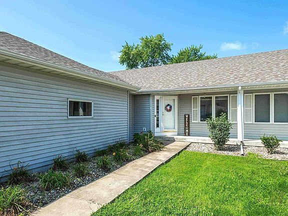 3rd image of 3051 Maplewood Dr