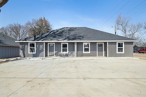 136 E Pine St Photo 1