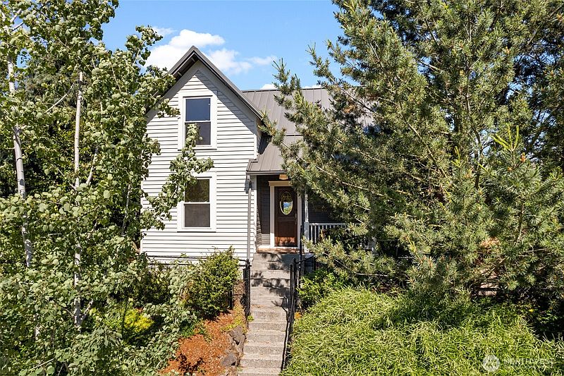 2nd image of 4048 37th Avenue S