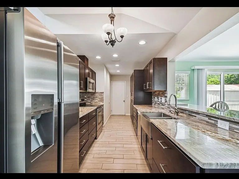 319 42nd Street Ct W — Photo 4
