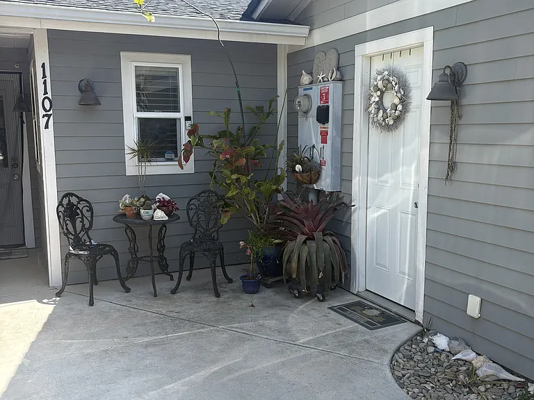 1107 Oak Ave — Photo 3