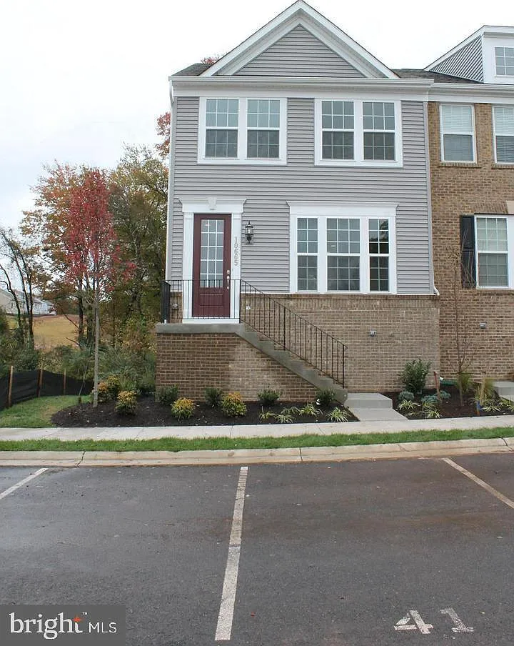3 bed, 3.5 bath, 2334 sqft, $3,100 — Photo 1