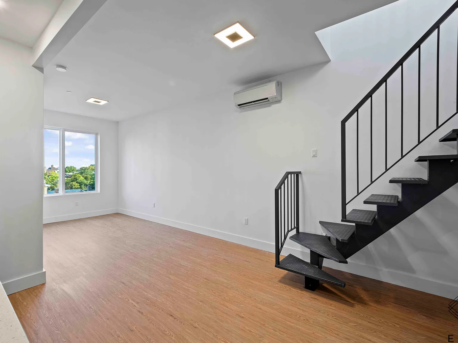 156 Erasmus St — Photo 4