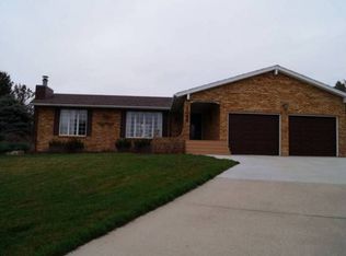 1049 Skyline Dr, Fremont, NE 68025
