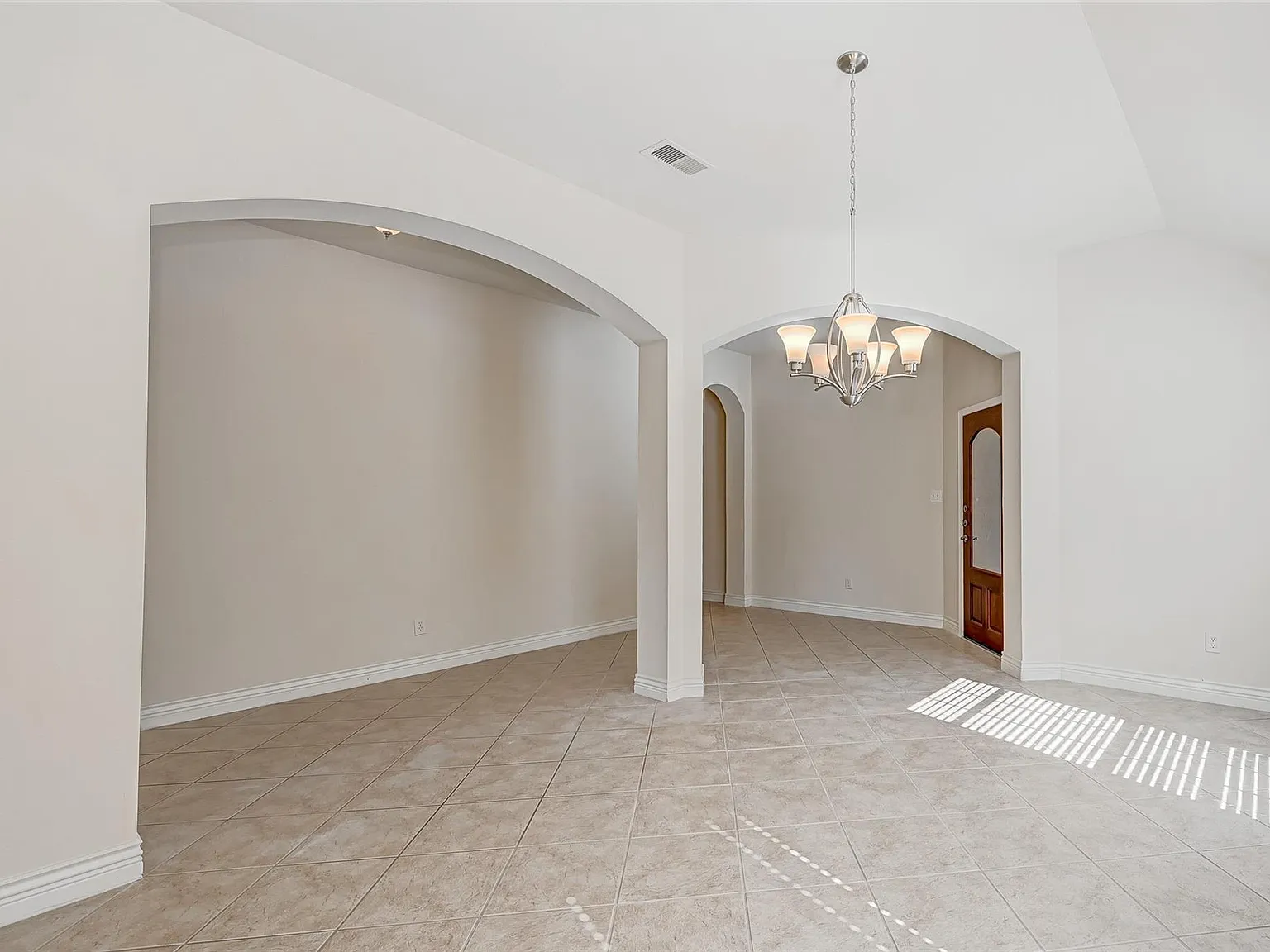 4 bed, 2.0 bath, 2650 sqft, $2,430 — Photo 3