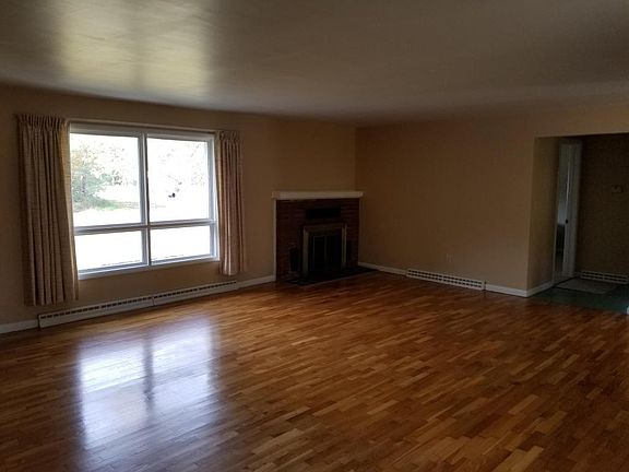 3rd image of 392 Evergreen St