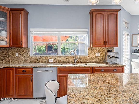 4th image of 425 Oak Pond Dr