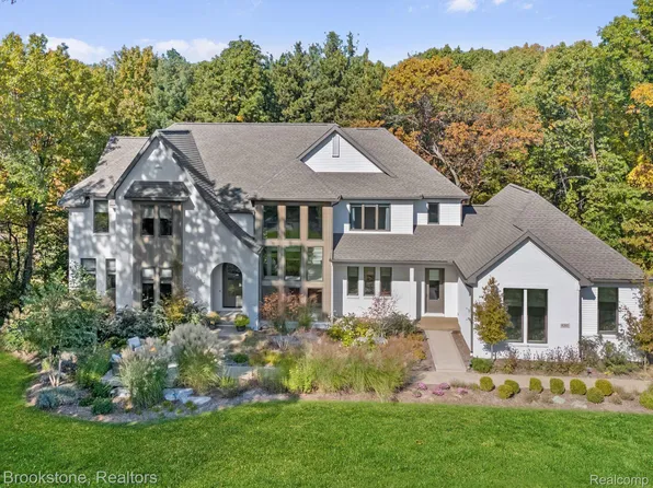 8202 Avington Ct, Clarkston, MI 48348