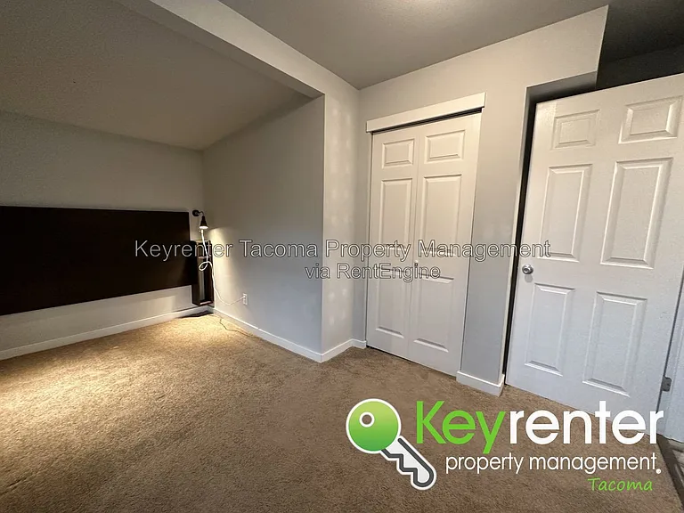 1402 E 52nd St — Photo 10