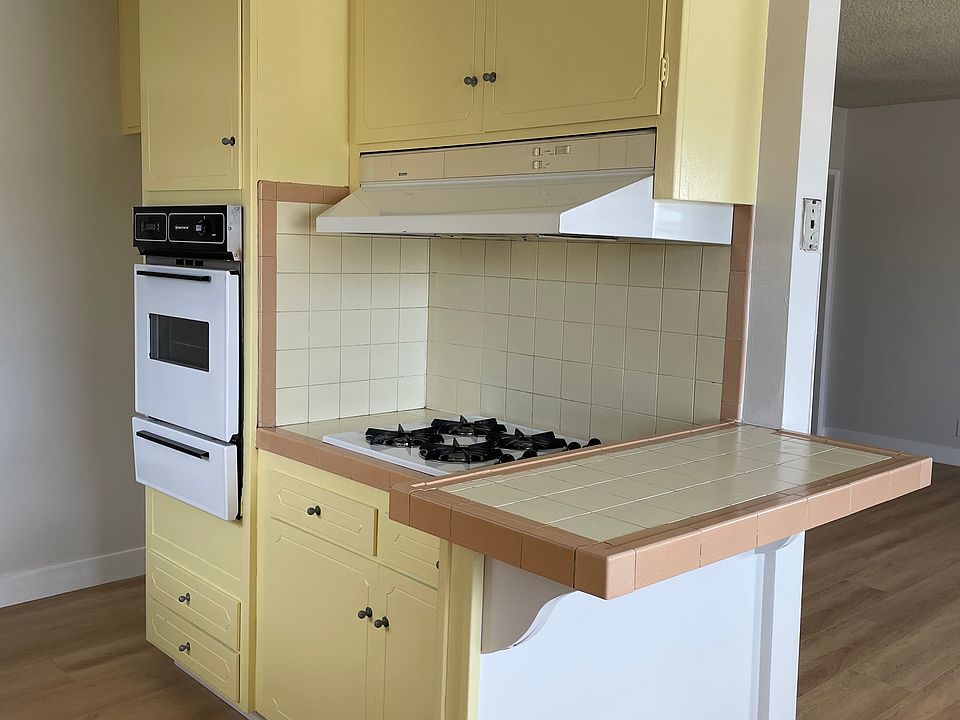 1st image of 926 N Screenland Dr APT C
