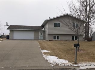 909 9th St SW, Jamestown, ND 58401