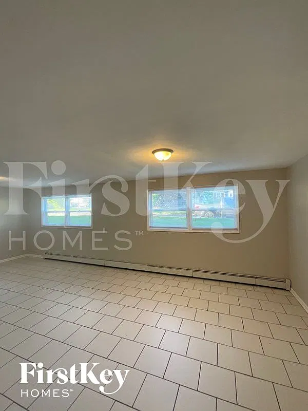 3 bed, 2.0 bath, 1600 sqft, $2,400 — Photo 3