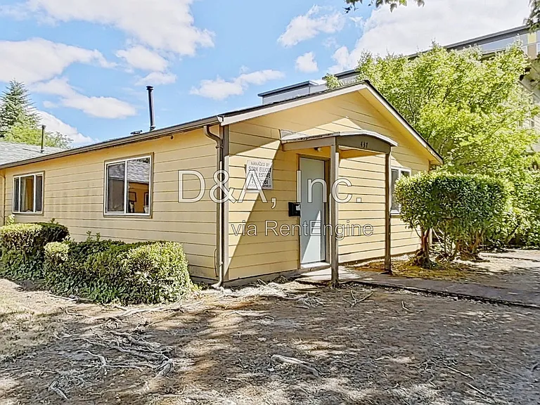 437 SW 9th St — Photo 1