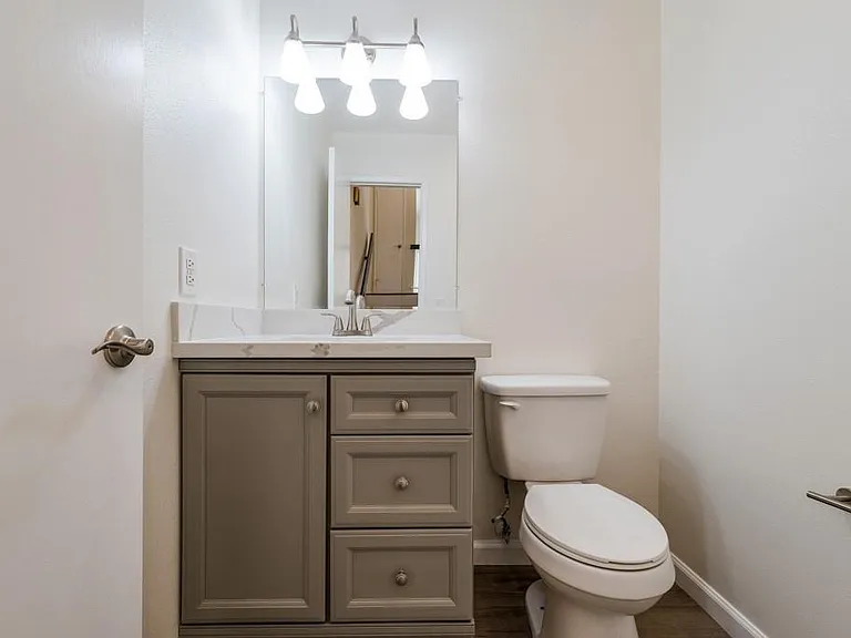 5800 Owensmouth Ave #14 — Photo 5