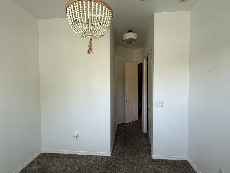 1554 E Kings Ct — Photo 4