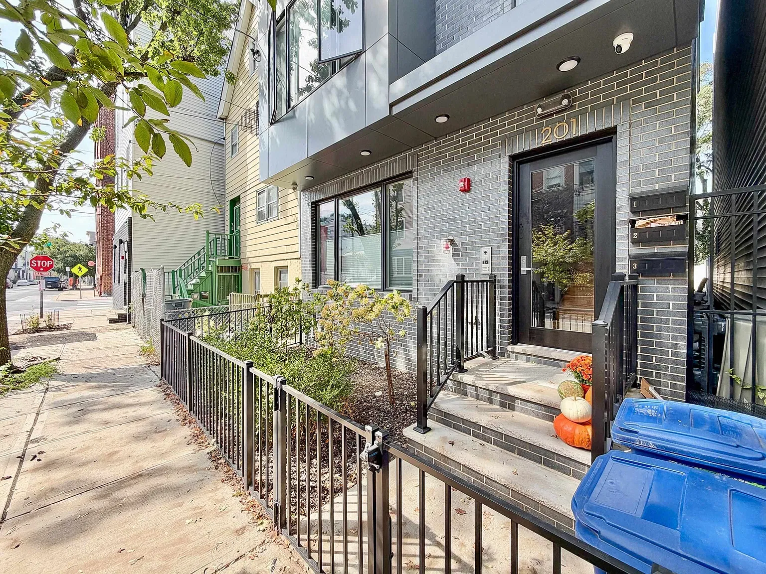 3 bed, 2.0 bath, $5,000 — Photo 3