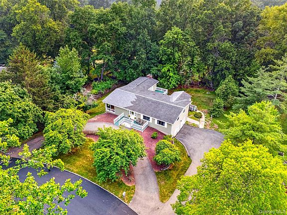 4th image of 105 Robinhood Lane