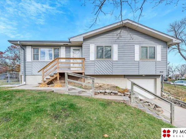 202 Hackberry Dr, Gretna, NE 68028