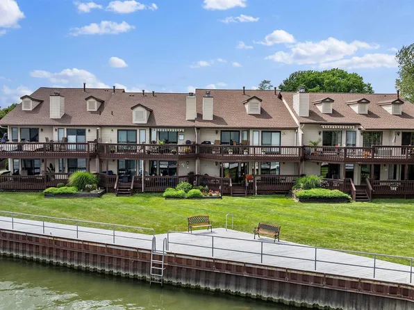 34946 Island View Rd, Harrison Township, MI 48045