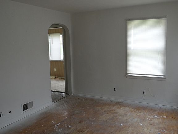 3rd image of 832 Soper Ave