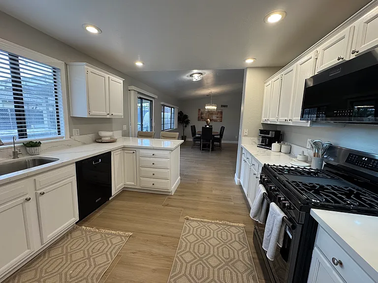 3732 N Taylor Dr — Photo 69