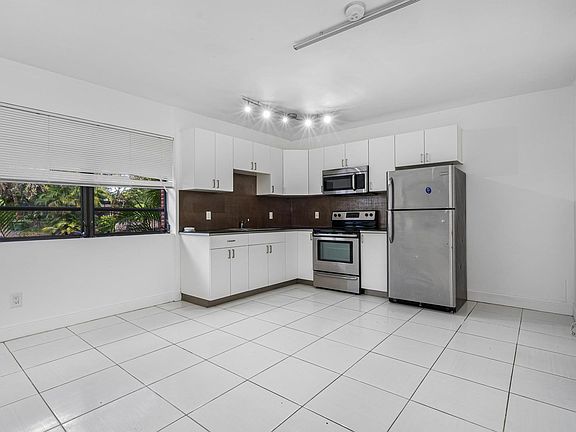 4th image of 1050 NE 129th St APT 1