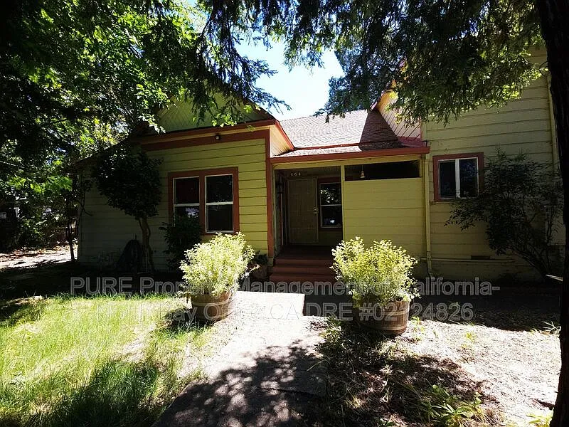 3 bed, 1.5 bath, 1964 sqft, $2,400 — Photo 2