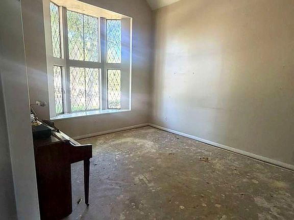 5th image of 3026 Robinson Rd