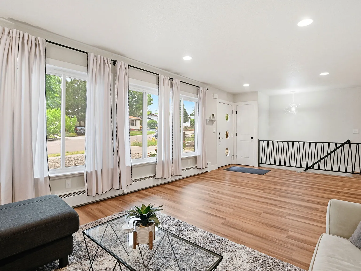 3 bed, 2016 sqft, $2,500 — Photo 3