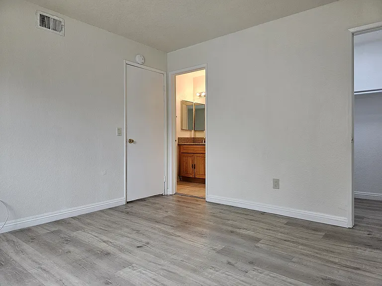 607 W Broadway #205 — Photo 14