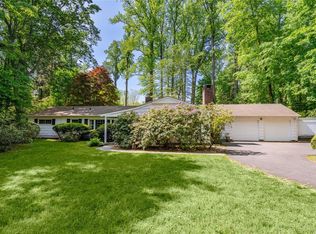 1 Eden Roc Dr, Locust Valley, NY 11560