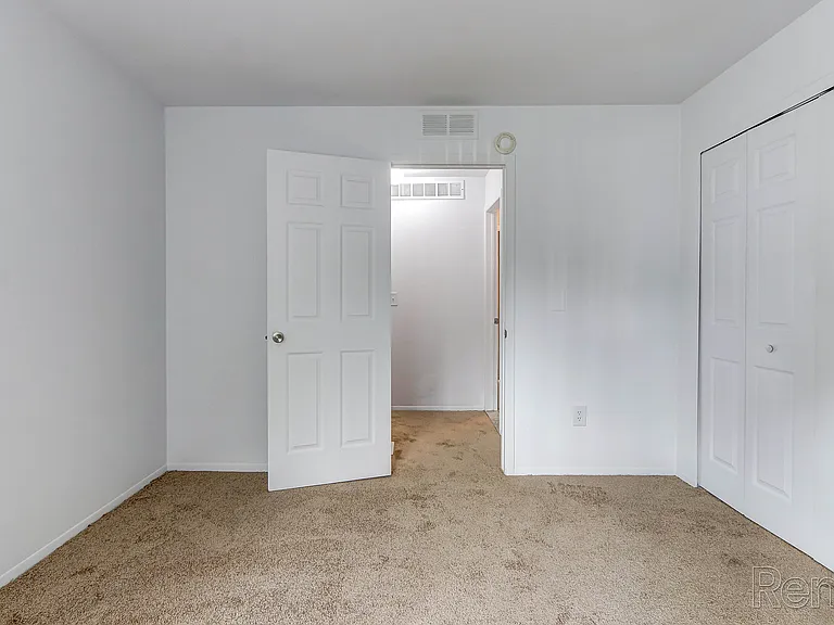 Tivoli Apartments — Photo 9