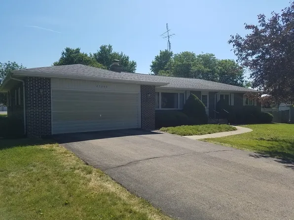 27200 Maple Dr, Sterling, IL 61081