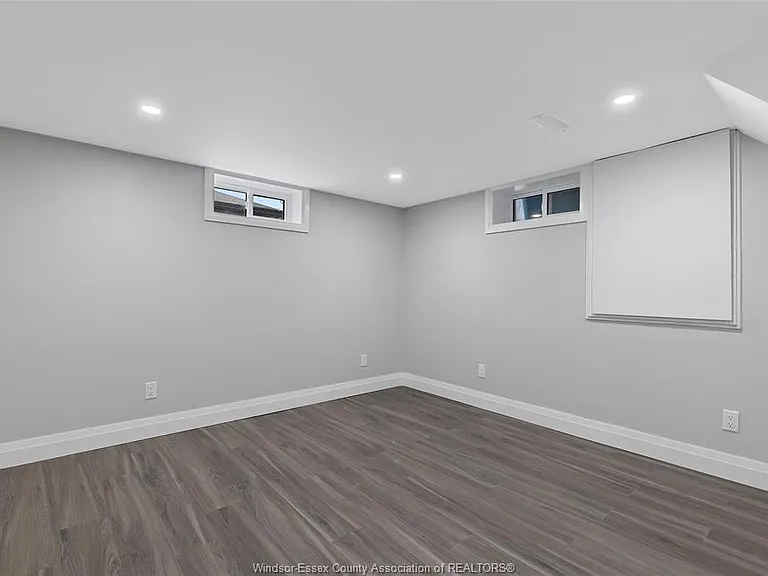 35 Victoria St N #LOWER — Photo 12