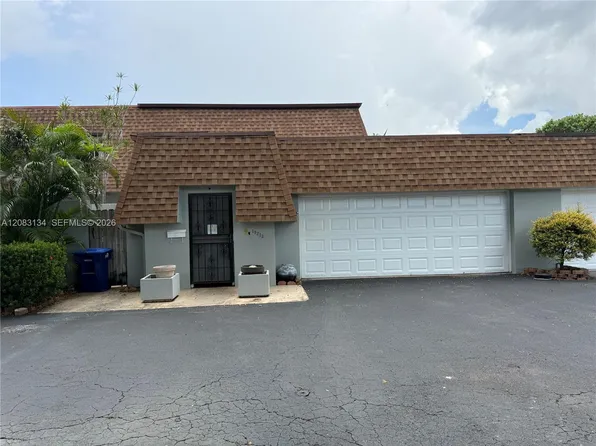 19233 E Lake Dr #19233, Hialeah, FL 33015