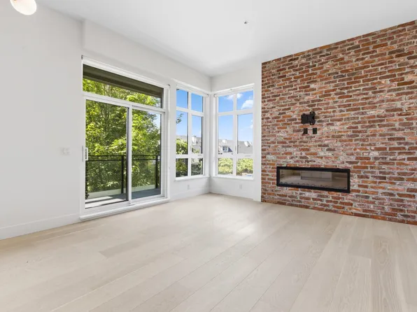 300 Salter St #205, New Westminster, BC V3M 0L9
