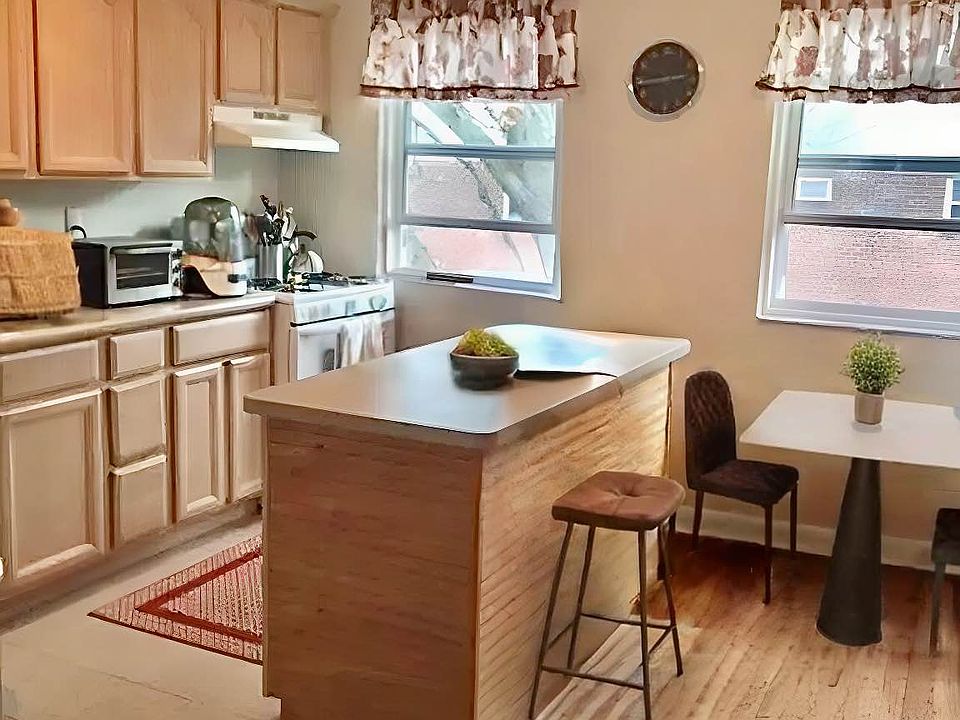 1st image of 247-77 77th Cres Floor 2