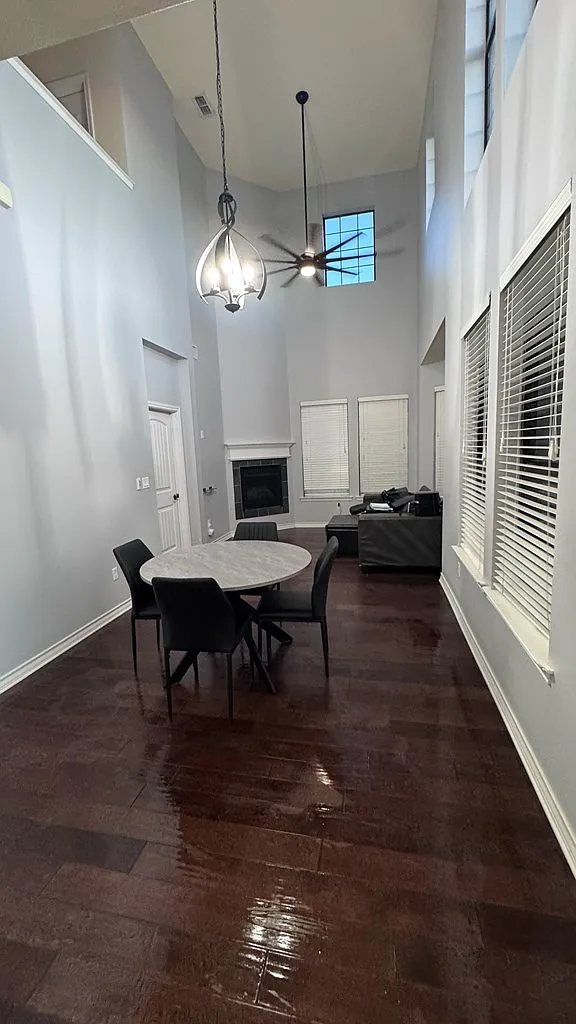 3 bed, 2.5 bath, 1704 sqft, $2,800 — Photo 2