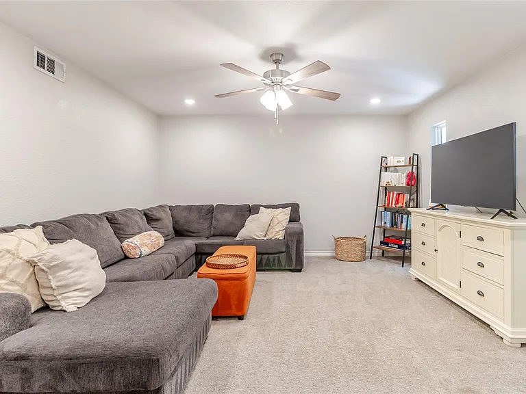 6915 Ten Oaks Cir — Photo 12