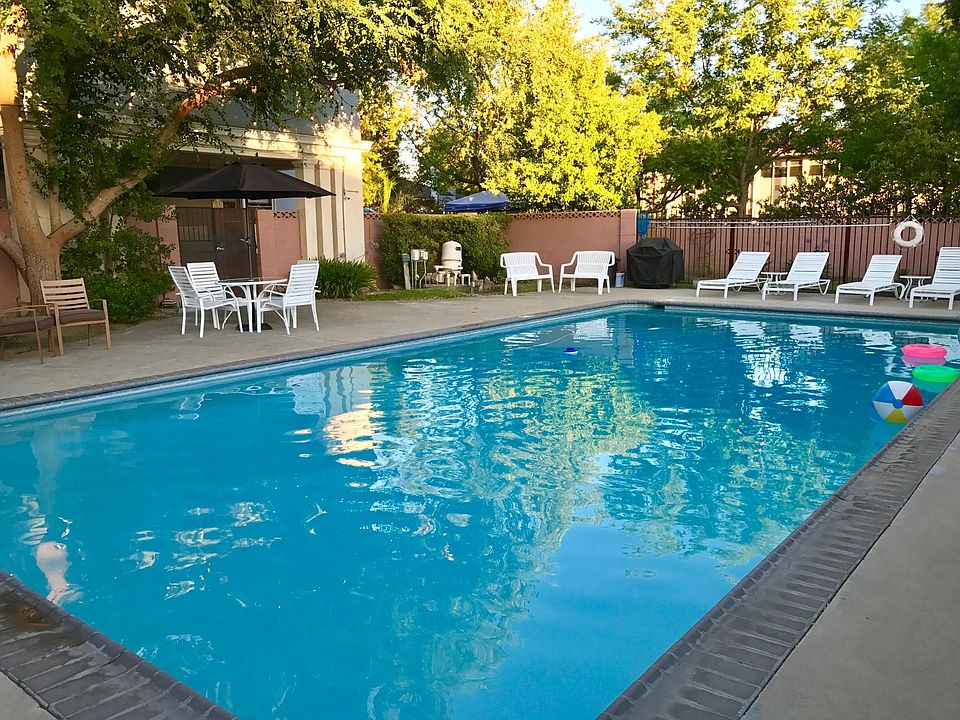 Sparkling pool, barbecue and plenty of spaces to enjoy the shade by day and party lights by night...