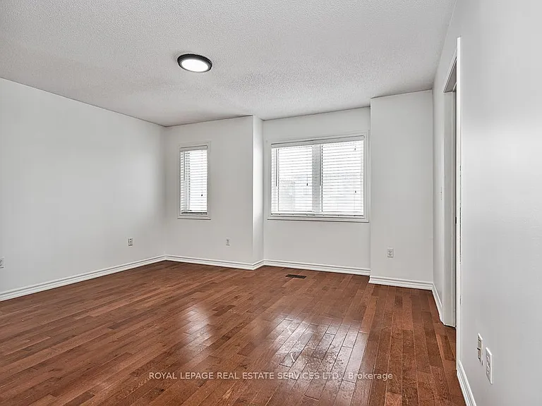 4227 Cole Cres — Photo 8