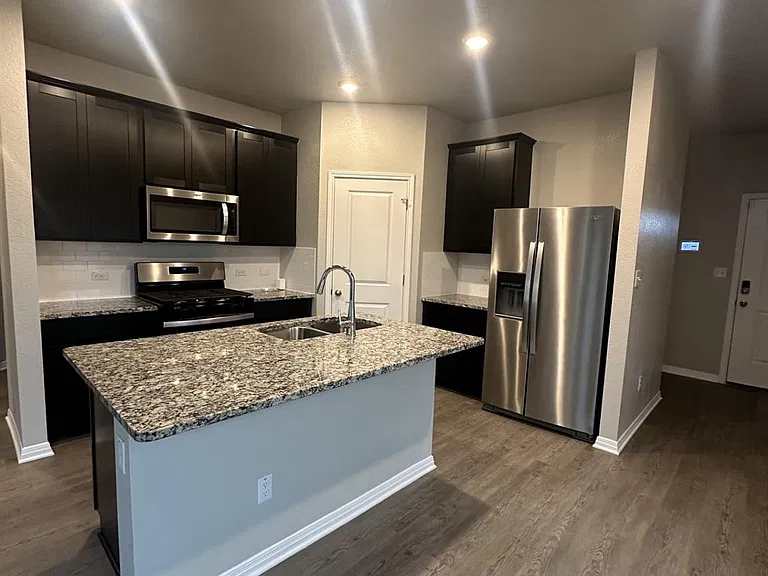 201 Longmount Cv — Photo 6