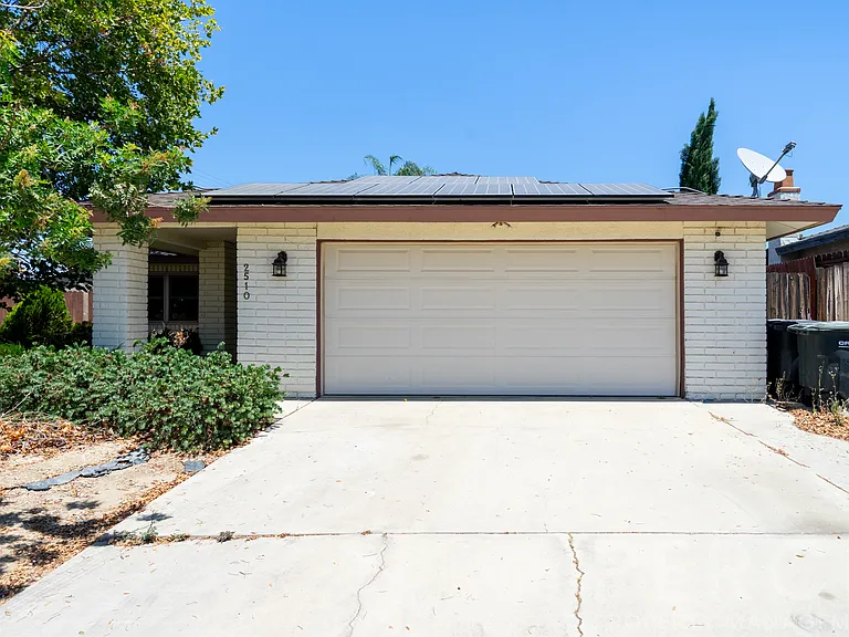 2510 E Devonshire Ave — Photo 2