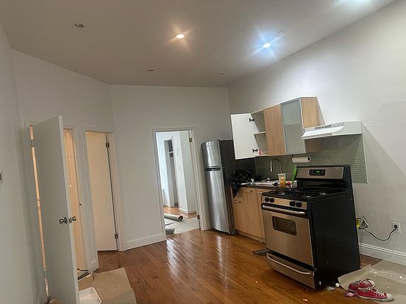 2nd image of 240 Vernon Ave APT 2