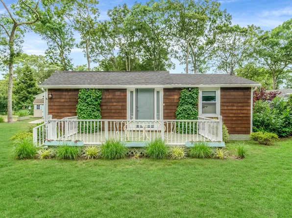 61 Squires Ave, East Quogue, NY 11942