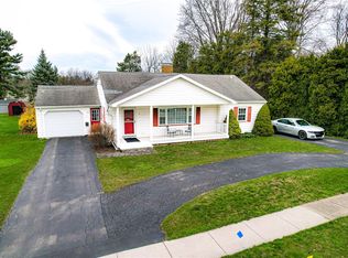2 Hilltop Dr, Le Roy, NY