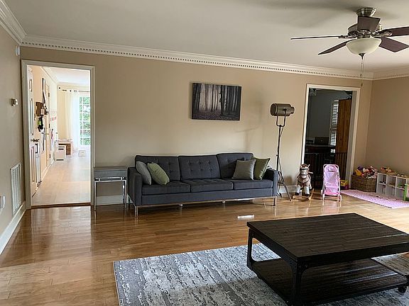 3rd image of 637 Sedgley Dr