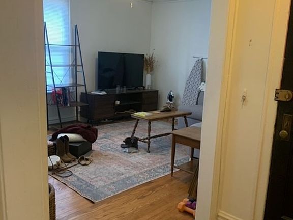 3rd image of 1511 W Addison St Unit 1