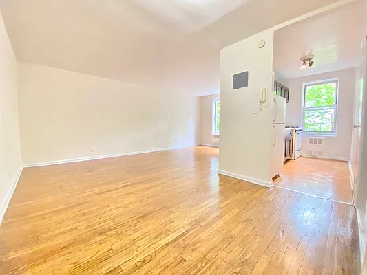 Rented by Queens Apartments Realty LLC | media 21